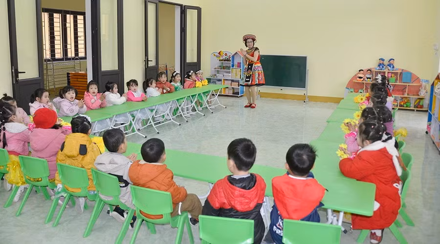 Cô và trò Trường mầm non Lập Binh, tỉnh Tuyên Quang - Ảnh: VGP/Hoàng Giang.