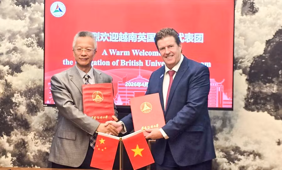 GS Rick Bennett, Phó Chủ tịch BUV, ký kết Biên bản Ghi nhớ hợp tác với Đại học Truyền thông Trung Quốc.