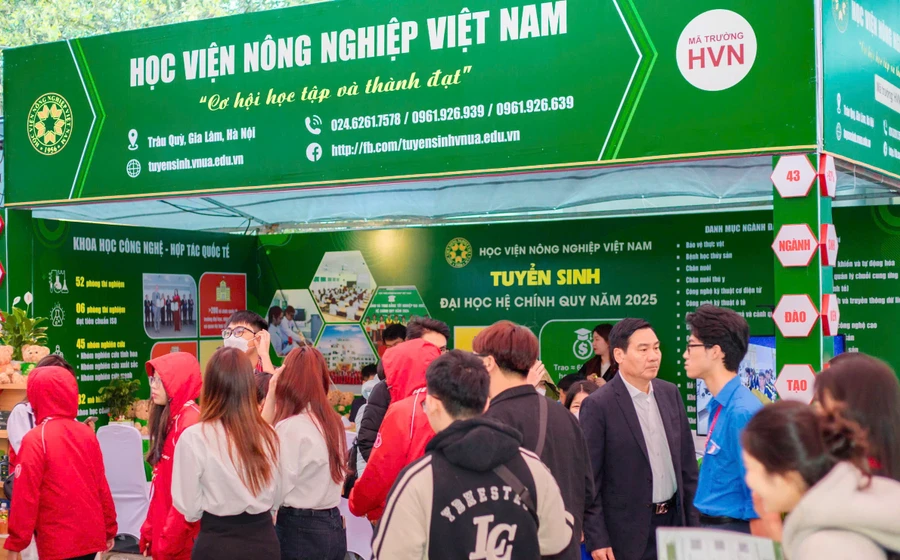 Rất đông phụ huynh, học sinh đến gian tư vấn của Học viện Nông nghiệp Việt Nam để tìm hiểu về các ngành đào tạo.