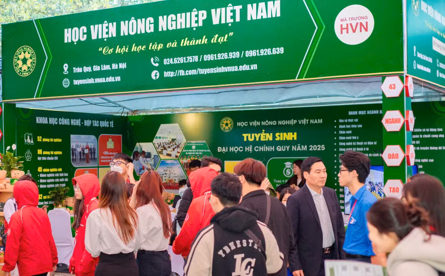 Rất đông phụ huynh, học sinh đến gian tư vấn của Học viện Nông nghiệp Việt Nam để tìm hiểu về các ngành đào tạo.