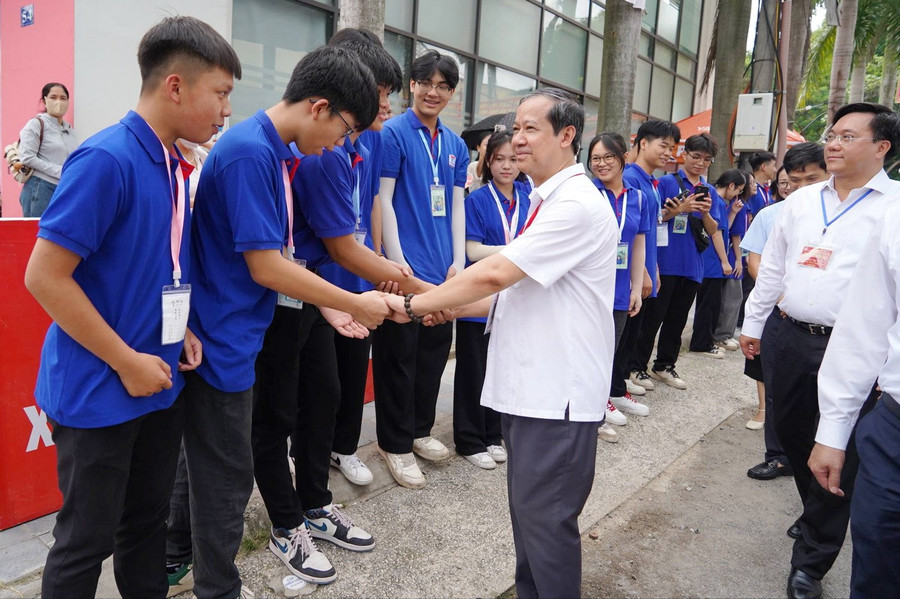 Bộ trưởng Nguyễn Kim Sơn động viên thanh niên tình nguyện tiếp sức mùa thi. Ảnh: Xuân Phú kiemtrathi-4.jpg