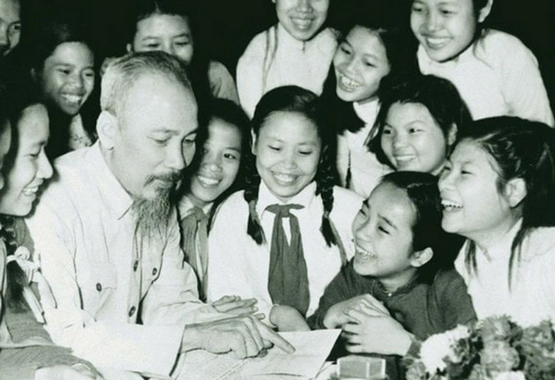 Chủ tịch Hồ Chí Minh với học sinh (Ảnh tư liệu/internet).