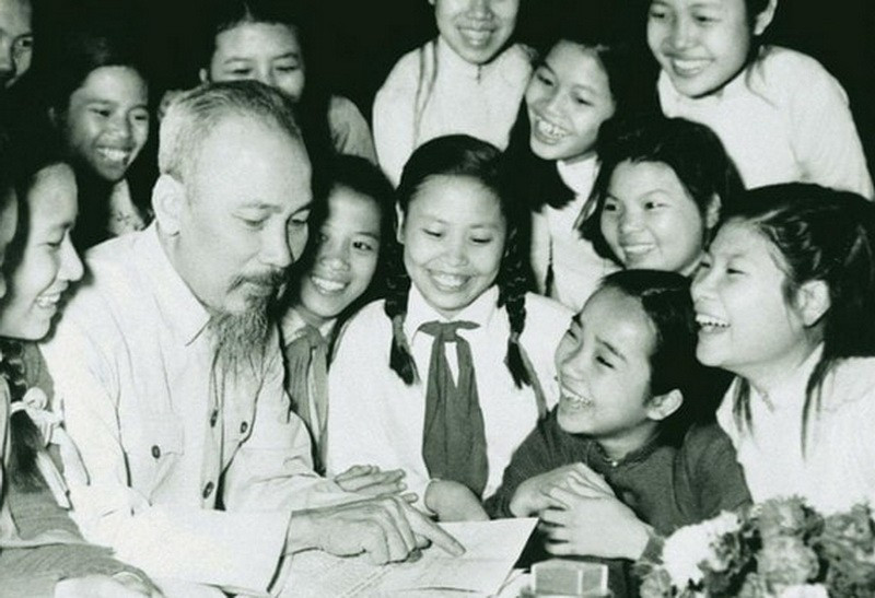 Chủ tịch Hồ Chí Minh với học sinh (Ảnh tư liệu/internet).
