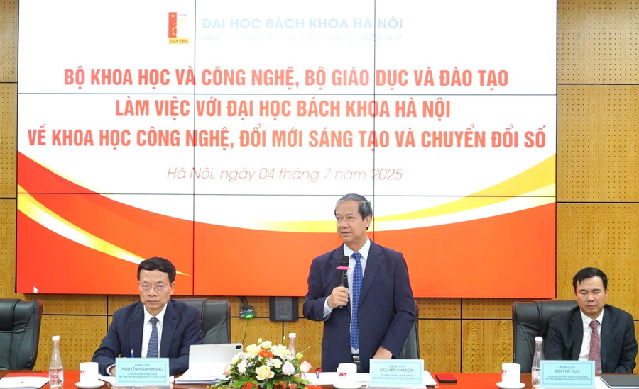 Bộ trưởng Bộ GD&ĐT Nguyễn Kim Sơn phát biểu tại buổi làm việc.