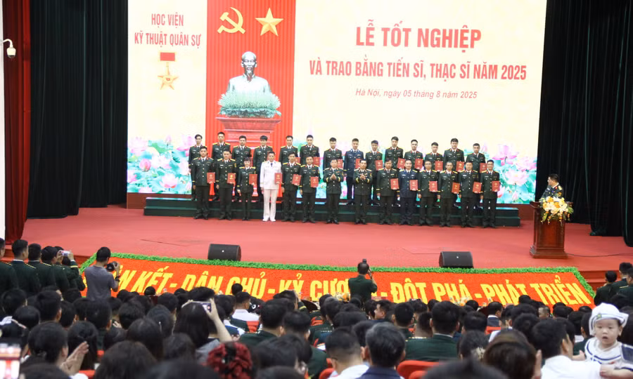 Tân tiến sĩ, thạc sĩ nhận bằng tốt nghiệp từ Học viện Kỹ thuật quân sự - sáng 5/8.