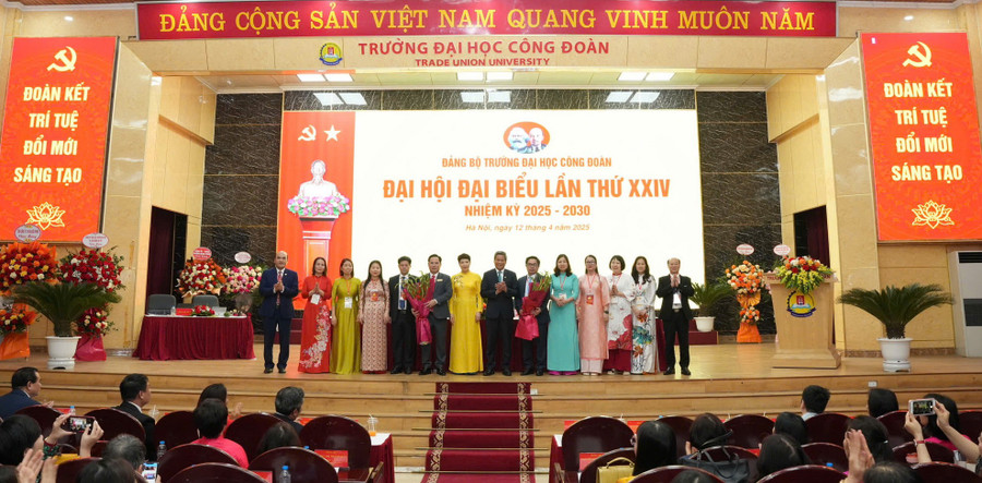 Ban chấp hành Đảng bộ lần thứ XXIV, nhiệm kỳ 2025 - 2030 ra mắt Đại hội.