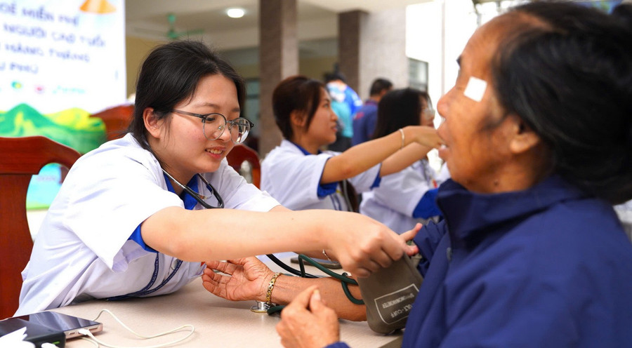 Người dân xã Kiều Phú (Hà Nội) được khám, tư vấn về sức khỏe.