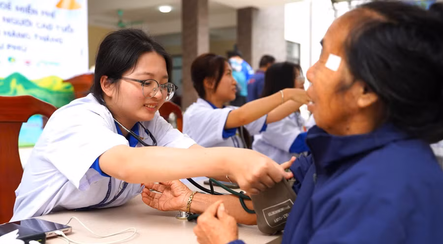 Người dân xã Kiều Phú (Hà Nội) được khám, tư vấn về sức khỏe.