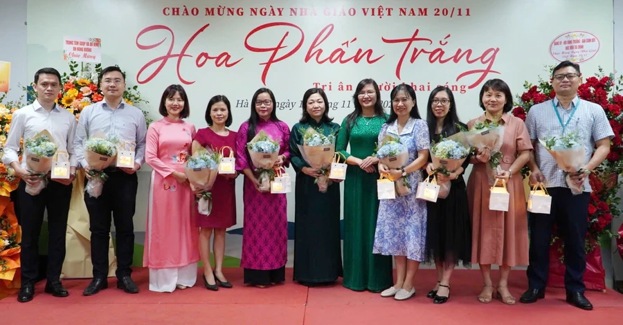 Lãnh đạo Viện Đào tạo Quốc tế (Học viện Tài chính) chúc mừng, tri ân các nhà giáo.