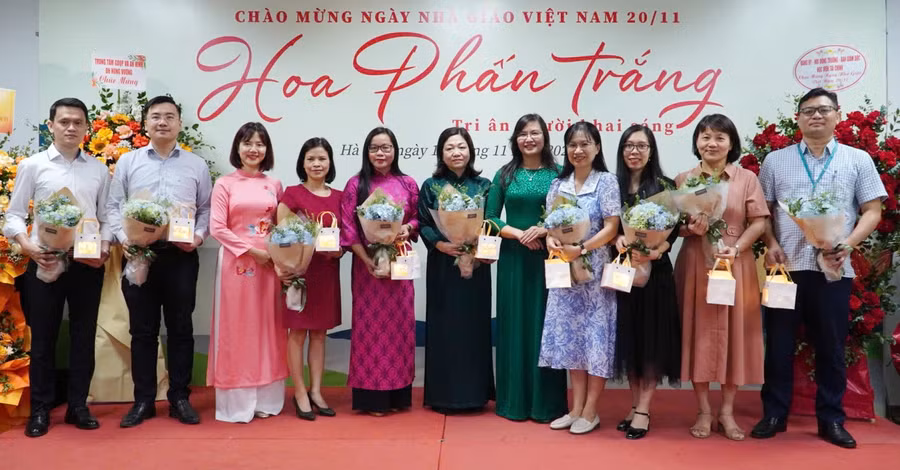 Lãnh đạo Viện Đào tạo Quốc tế (Học viện Tài chính) chúc mừng, tri ân các nhà giáo.