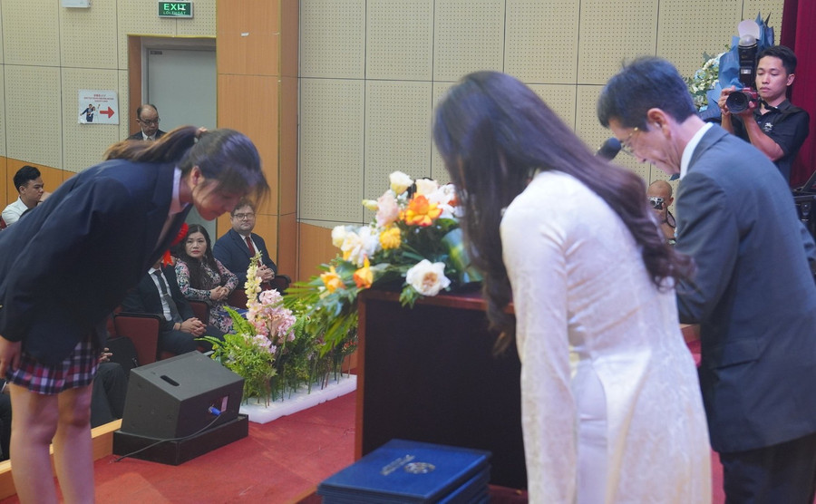 Nghi lễ trước khi nhận bằng tốt nghiệp của học sinh Trường Quốc tế Nhật Bản.