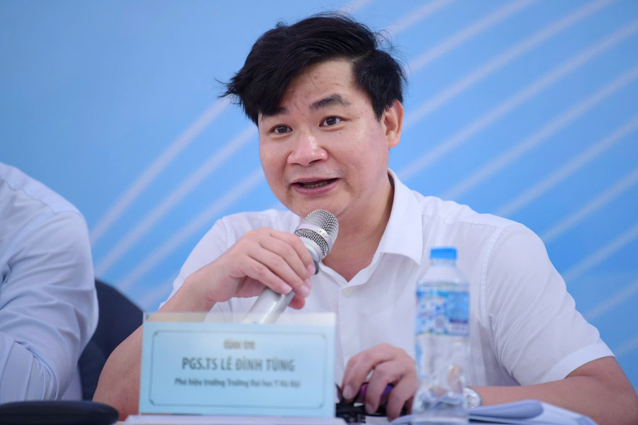 PGS.TS Lê Đình Tùng - Phó Hiệu trưởng Trường Đại học Y Hà Nội tư vấn tại Ngày hội lựa chọn nguyện vọng xét tuyển 2025 - sáng 19/7. diemchuantruongy.jpg