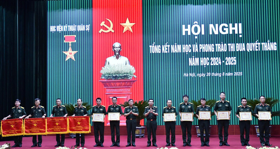 Thủ trưởng Học viện trao thưởng cho các tập thể và cá nhân có thành tích xuất sắc. 