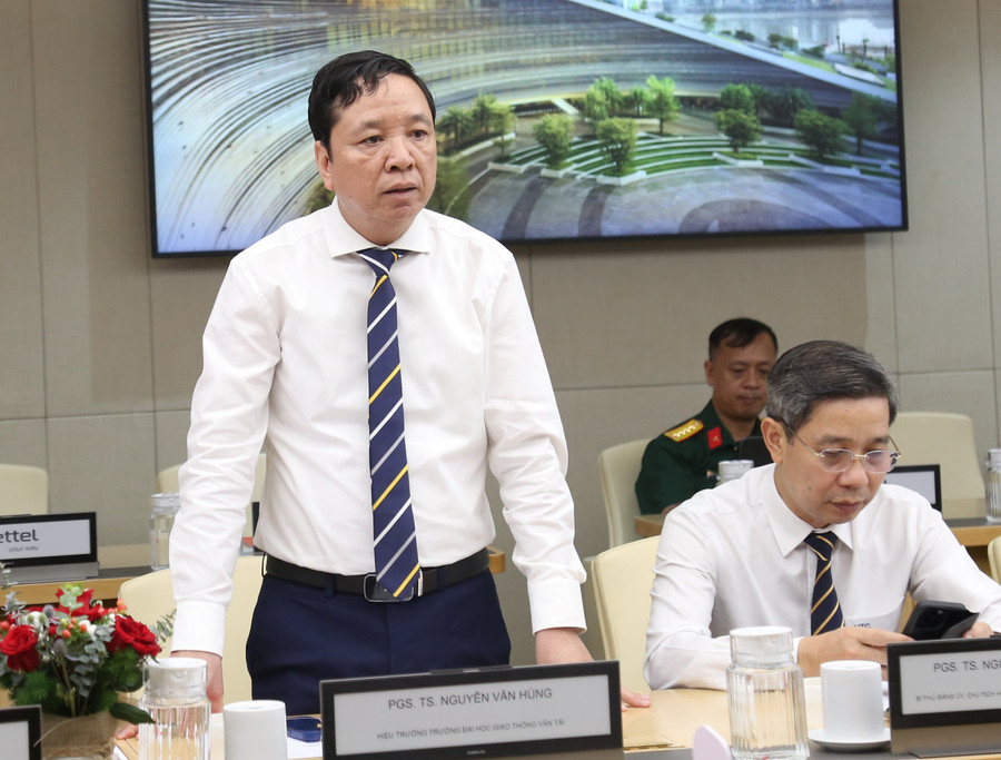PGS.TS Nguyễn Văn Hùng – Hiệu trưởng Trường ĐH Giao thông vận tải phát biểu tại sự kiện. img-0330.jpg