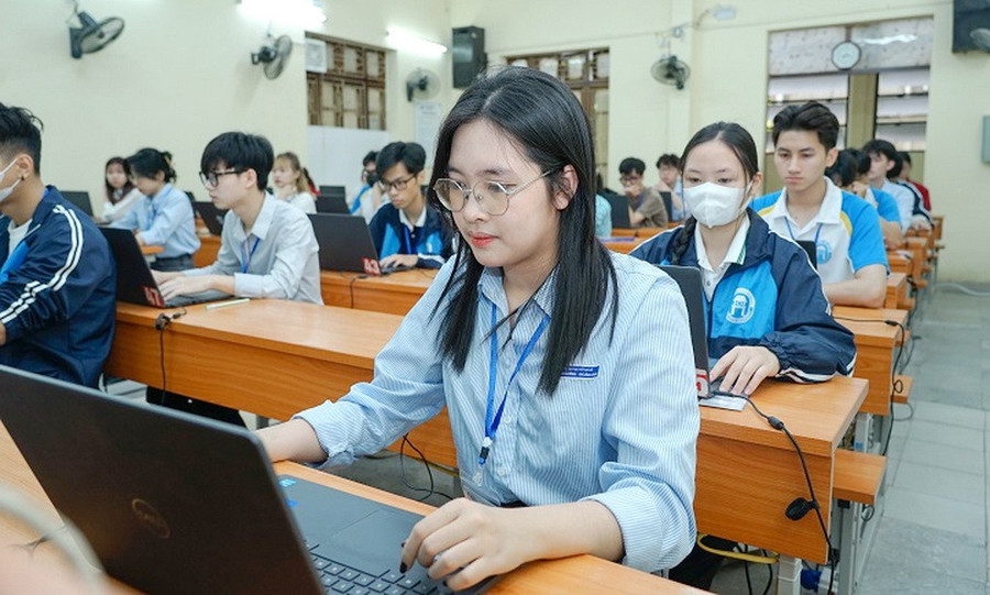 Sinh viên tham gia Cuộc thi Olympic Tin học, Tiếng Anh không chuyên tại Trường ĐH Mở Hà Nội.