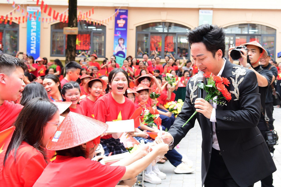 Ca sĩ Tùng Dương giao lưu với học sinh Trường THCS và THPT Nguyễn Siêu, Hà Nội. Ảnh minh họa: Internet.