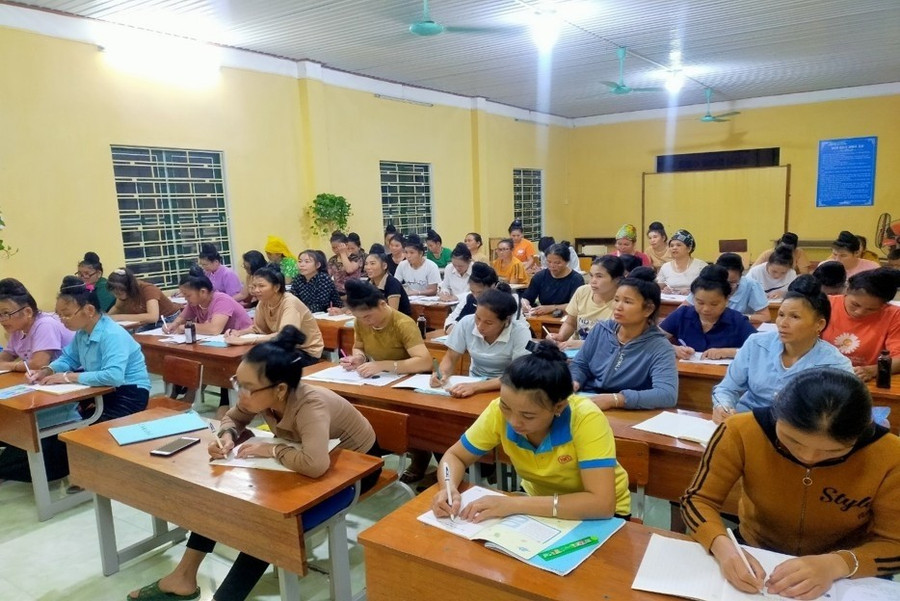Одним із ключових рішень у кампаніях з підвищення грамотності є посилення ролі та відповідальності Центрів громадського навчання (ЦГН). xoamuchujpg1.jpg