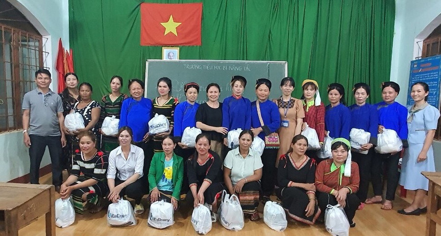 Học viên tại Bon Đắk Láp nhận quà của Trường Tiểu học Nguyễn Bá Ngọc, thị trấn Đăk Mil.