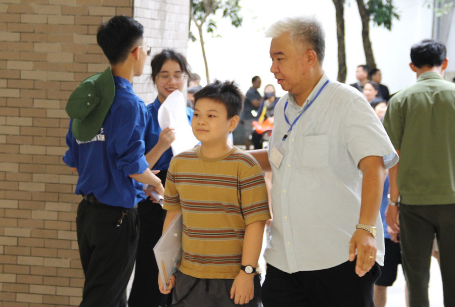 Cán bộ Trường ĐH Sư phạm Hà Nội ân cần, hướng dẫn, hỗ trợ thí sinh đến phòng thi. img-0671.jpg
