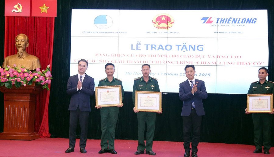 Đại úy Hồ Văn Hữu vinh dự được nhận Bằng khen của Bộ trưởng Bộ GD&ĐT.