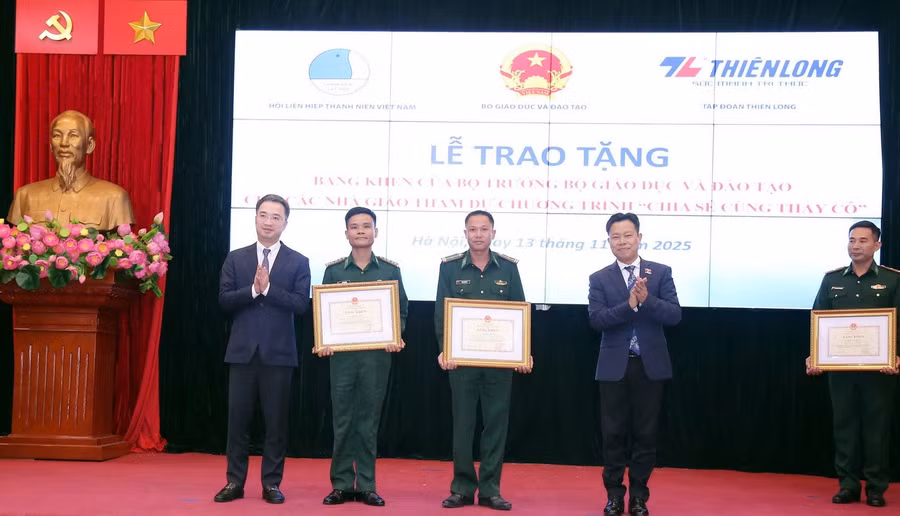 Đại úy Hồ Văn Hữu vinh dự được nhận Bằng khen của Bộ trưởng Bộ GD&ĐT.