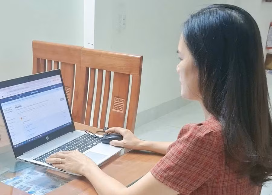 Cô giáo giao bài học và bài tập cho học sinh thông qua nền tảng Khan Academy. 