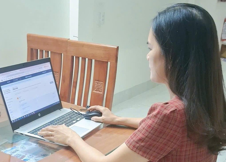 Cô giáo giao bài học và bài tập cho học sinh thông qua nền tảng Khan Academy. 