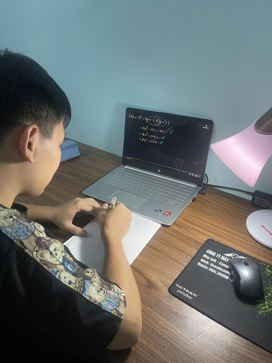 Học sinh có thể học tập trực tuyến ngay tại nhà trong những ngày lũ lụt. chuyendoiso-2.jpg