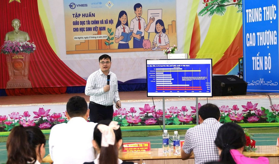 Học viên được trang bị các nội dung thiết thực liên quan đến giáo dục tài chính và giáo dục xã hội cho học sinh phổ thông. Ảnh: Báo Đăk Nông. giaoductaichinhjpg4.jpg