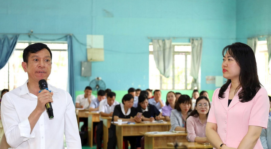 Học viên chia sẻ về việc lồng ghép giáo dục tài chính và giáo dục xã hội cho học sinh trong các tiết giảng. Ảnh: Báo Đăk Nông.