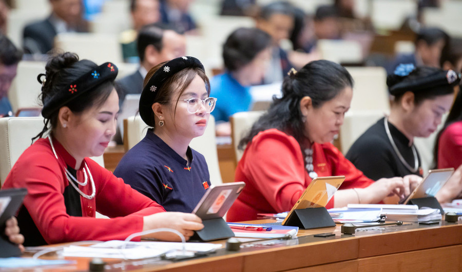 Đại biểu Quốc hội tham dự phiên khai mạc Kỳ họp thứ 9, Quốc hội khóa 15. mienhocphijpg1.jpg