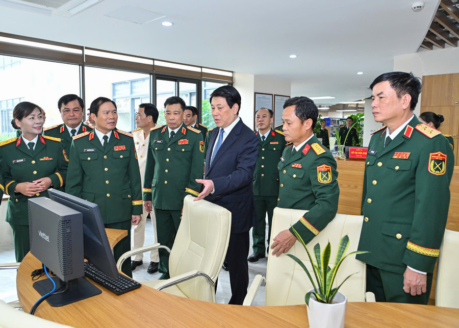 Chủ tịch nước thăm nơi làm việc của cán bộ, giảng viên Học viện Quốc phòng. khaigiangjpg2.jpg