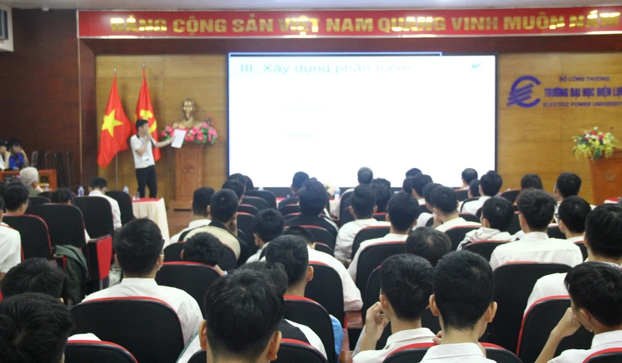 Sinh viên thuyết trình đề tài tại hội nghị.