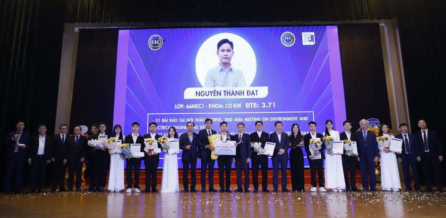 11 sinh viên xuất sắc của Trường ĐH Xây dựng Hà Nội, trong đó Nguyễn Thành Đạt được xướng tên trở thành chủ nhân Giải CSC Award 2025.