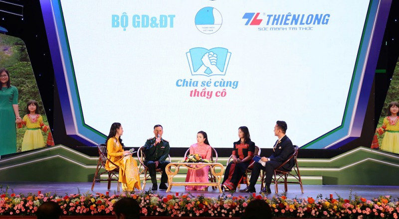 Thiếu tá Lò Văn Phích tham gia giao lưu tại Chương trình "Chia sẻ cùng thầy, cô".