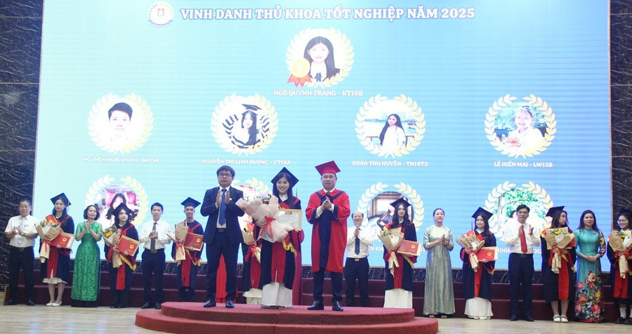 PGS.TS Lê Mạnh Hùng – Hiệu trưởng Trường ĐH Công đoàn và ThS Nguyễn Xuân Hòa- Phó Chủ tịch Hội đồng trường, Chủ tịch Công đoàn - trao bằng tốt nghiệp, Giấy khen và tặng hoa chúc mừng Thủ khoa Ngô Quỳnh Trang.