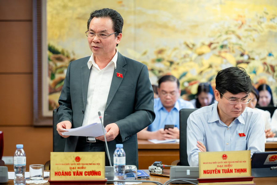 Đại biểu Hoàng Văn Cường phát biểu thảo luận tại tổ 1 - sáng 9/11.
