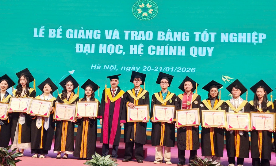 GS.TS.NGƯT Phạm Văn Cường, Phó Giám đốc Học viện Nông nghiệp Việt Nam chụp ảnh lưu niệm với các tân cử nhân, kỹ sư, bác sĩ thú y.