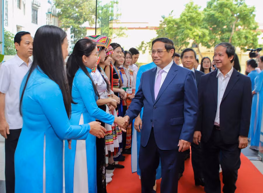 Thủ tướng Phạm Minh Chính đến thăm, chúc mừng cán bộ Hội Liên hiệp Phụ nữ Việt Nam và giảng viên, sinh viên Học viện Phụ nữ Việt Nam nhân Ngày Phụ nữ Việt Nam 20/10.