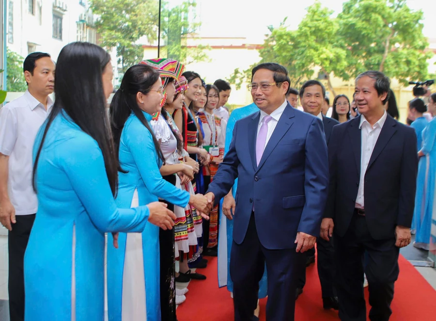 Thủ tướng Phạm Minh Chính đến thăm, chúc mừng cán bộ Hội Liên hiệp Phụ nữ Việt Nam và giảng viên, sinh viên Học viện Phụ nữ Việt Nam nhân Ngày Phụ nữ Việt Nam 20/10.