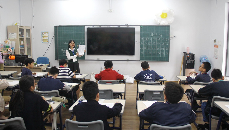 Giám thị hướng dẫn thí sinh trước khi làm bài thi.