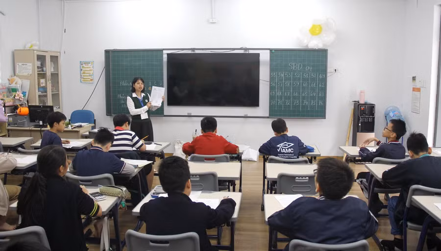 Giám thị hướng dẫn thí sinh trước khi làm bài thi.