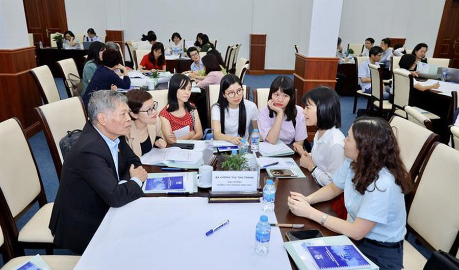 Các đại biểu thảo luận tại hội thảo.