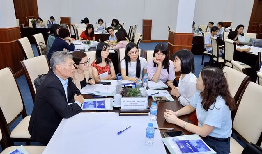 Các đại biểu thảo luận tại hội thảo.