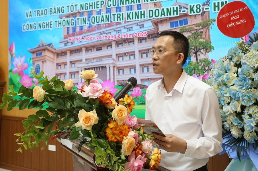 Ông Nguyễn Đại Lâm - Phó Chủ nhiệm Thường trực Khoa Tại chức phát biểu vualamvuahoc-2.jpg