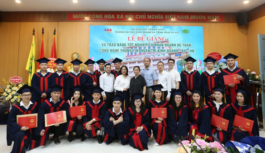 Các tân cử nhân trong ngày nhận bằng tốt nghiệp.