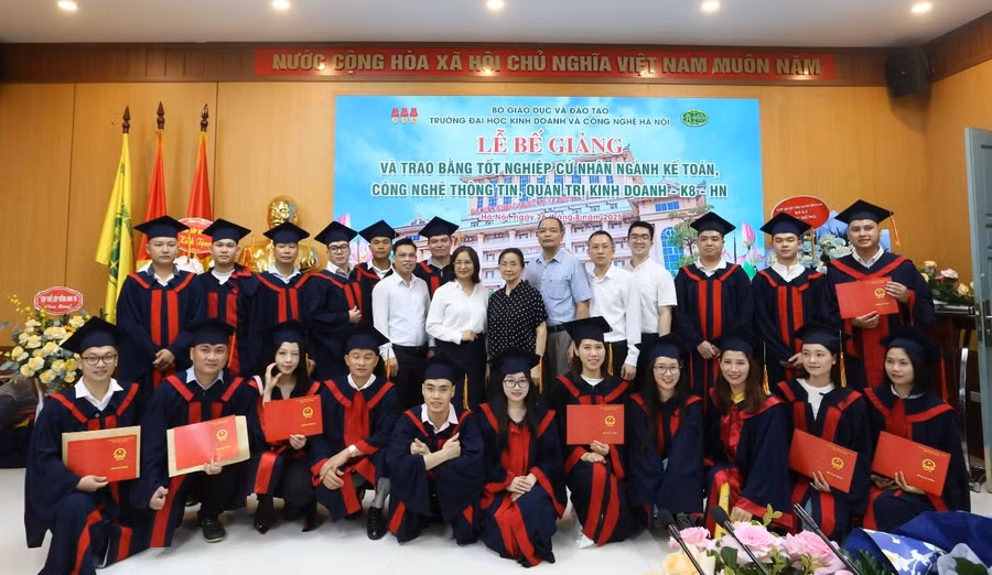 Các tân cử nhân trong ngày nhận bằng tốt nghiệp.