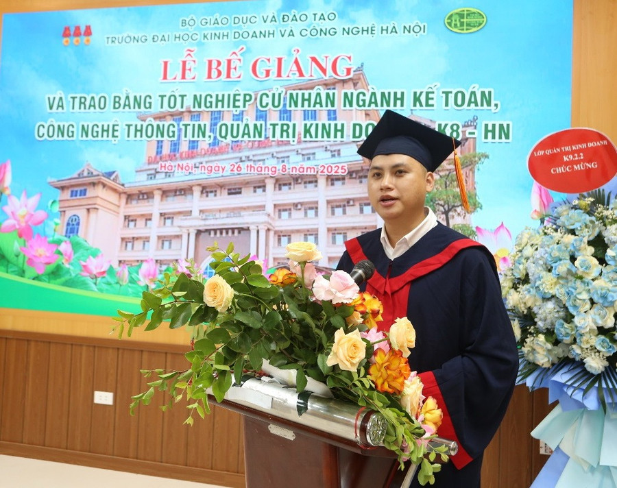 Đại diện tân cử nhân Lê Vũ Hồng Đức phát biểu. vualamvuahoc-3.jpg