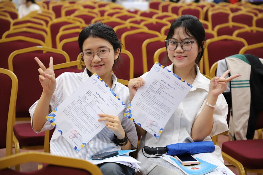 Niềm vui khi chính thức trở thành tân sinh viên Học viện Phụ nữ Việt Nam. nhaphoc-2.jpg