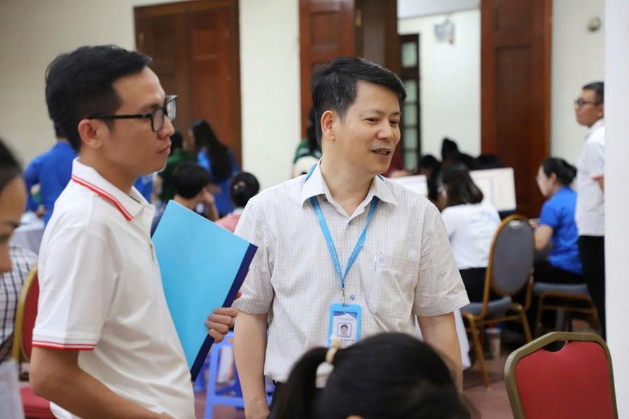 PGS.TS. Trần Quang Tiến – Giám đốc Học viện (bìa phải) chia sẻ niềm vui ngày nhập học cùng tân sinh viên. nhaphoc-3.jpg